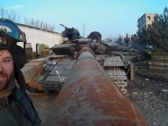 Незвична селфі-палка і стрільби: у мережі з'явилось драйвове відео із українськими танкістами