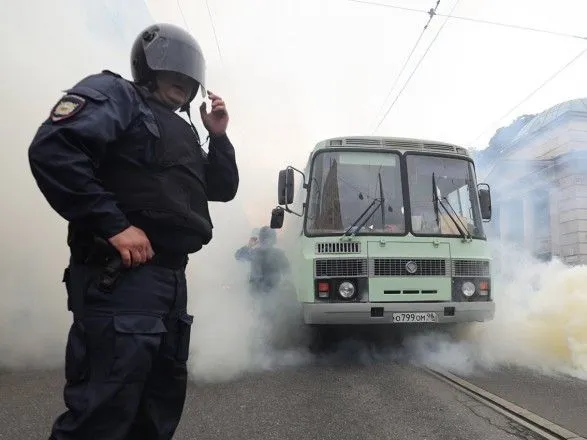 Масові мітинги у Петербурзі: поліція повідомляє про 100 затриманих, а ЗМІ про 500