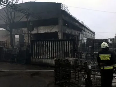 Масштабна пожежа у Дніпрі: вогонь пошкодив десяток вантажівок та знищив 300 єврокубів