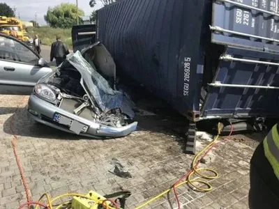 В Одесі вантажний автомобіль перекинувся на легковик, є постраждалий