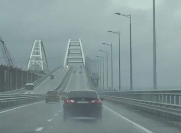 Плавучий кран столкнулся с Крымским мостом: очевидцы распространяют видео