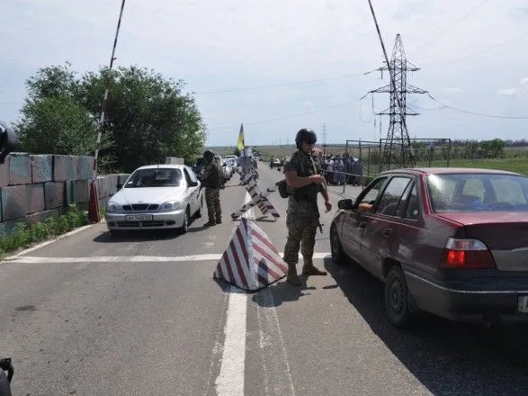 У чергах на КПВВ на Донбасі зібралось 160 автомобілів