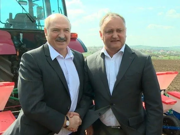 Додон відправить Лукашенко засіяну ними разом кукурудзу