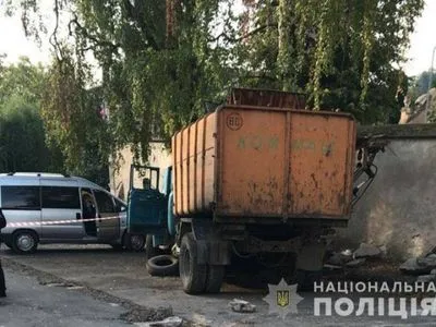 На Тернопільщині сміттєвоз смертельно травмував водія