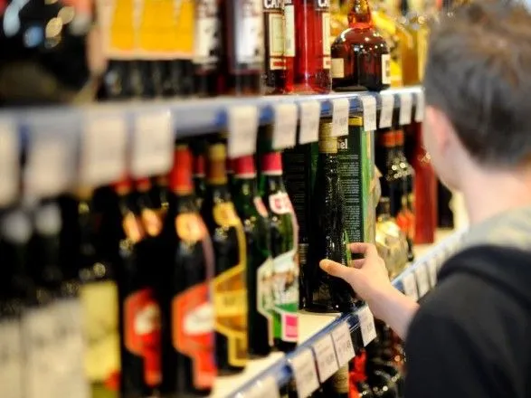 Депутаты предлагают наказывать тех, кто покупает алкоголь и сигареты несовершеннолетним