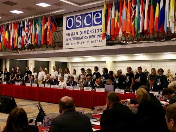 Конференцию ОБСЕ в Варшаве открыли молчаливой акцией за освобождение Сенцова