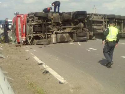 ДТП на Рівненщині: вантажівка заблокувала рух трасою