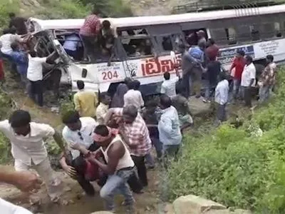 В Індії перекинувся автобус з паломниками: загинули 43 людини