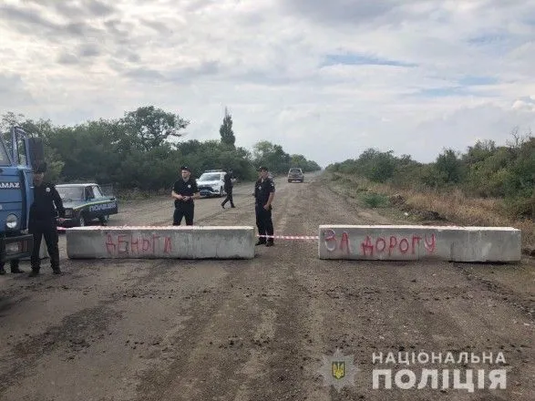 na-mikolayivschini-protestuvalniki-perekrili-betonnimi-blokami-avtoshlyakhi