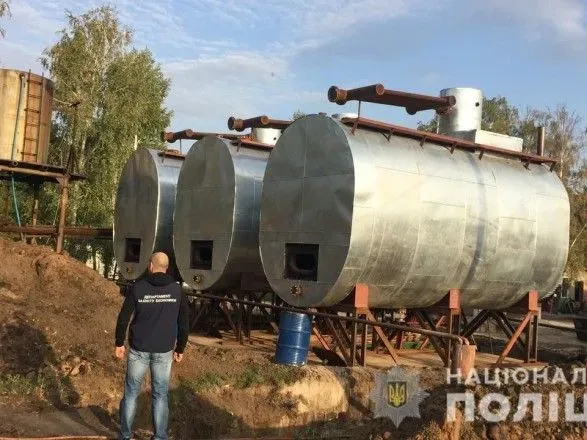 В Харьковской области разоблачили цех, в котором подпольно изготовляли бензин