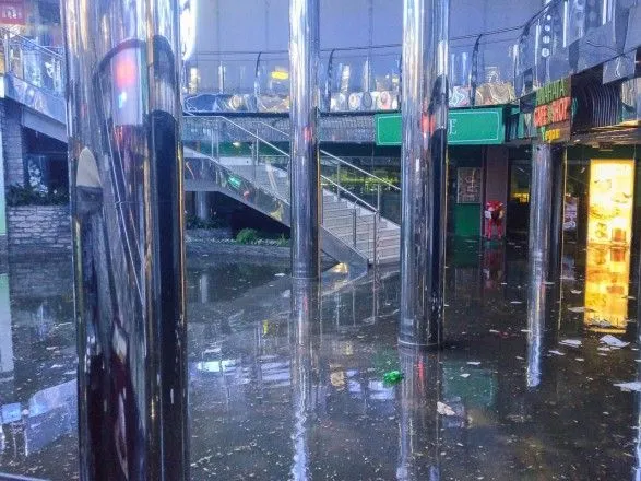 У Києві з'ясували, чому ТРЦ заливає водою під час злив