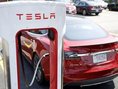 Tesla дозволила клієнтам заряджати електрокари безкоштовно через загрозу урагану "Флоренс"