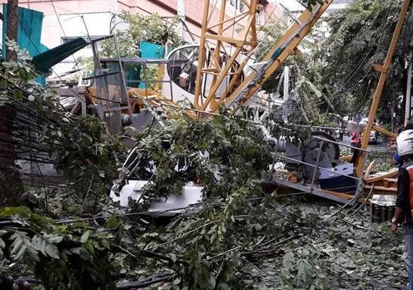 В центре Бангкока рухнул строительный кран: есть пострадавшие