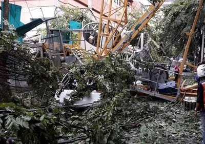 В центре Бангкока рухнул строительный кран: есть пострадавшие