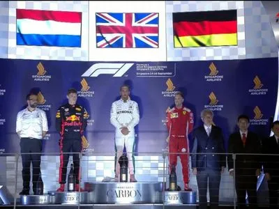 Британец Хэмилтон победил на Гран-При "Формулы-1" в Сингапуре
