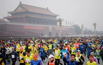 Более 30 тысяч атлетов со всего мира стартовали в Пекинском марафоне