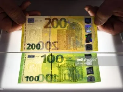У ЄС показали нові банкноти номіналом 100 і 200 євро