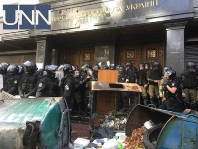 В результате столкновений под ГПУ пострадали семь полицейских