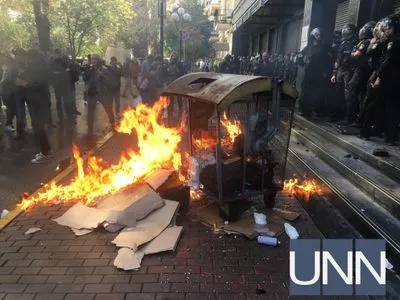 Активісти підпалили сміттєвий бак під стінами ГПУ