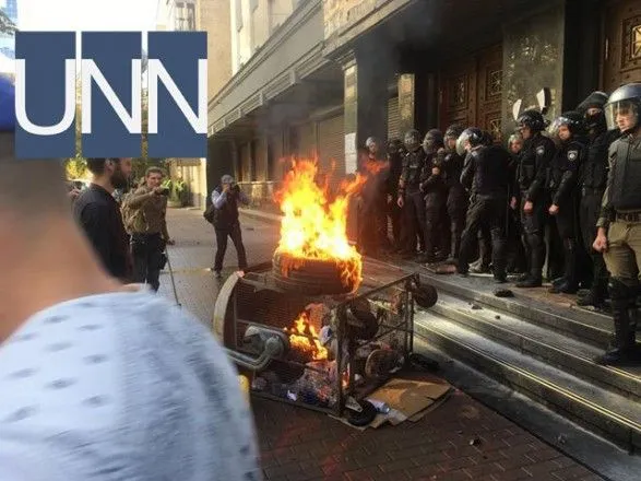 Правоохранители в полной амуниции заблокировали вход в ГПУ, активисты зажгли шины