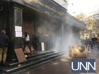 Активисты пытаются прорваться в здание Генпрокуратуры