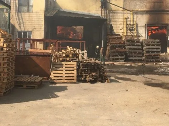 Масштабну пожежу на фабриці у Житомирі локалізували