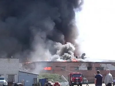 Появилось видео масштабного пожара на фабрике в Житомире