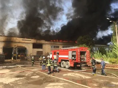 Пожежа на паперовій фабриці у Житомирі: до гасіння залучили понад 60 рятувальників