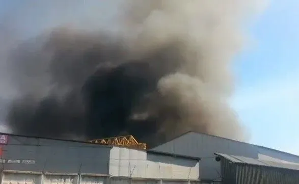 В Житомире загорелись склады картонно-бумажной фабрики