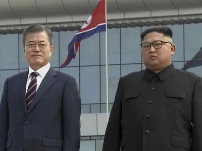 Президента Республіки Корея в аеропорту Пхеньяна зустрів лідер КНДР Кім Чен Ин