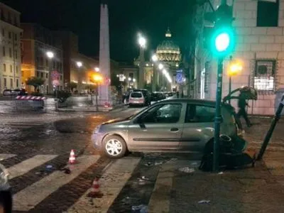 СМИ: автомобиль наехал на пешеходов недалеко от Ватикана