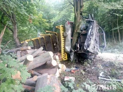 У ДТП на Львівщині розтрощило лісовоз