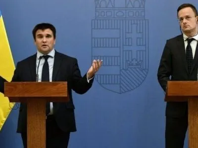 Климкин обсудит с Сиярто выдачу украинцам венгерских паспортов в Берегово