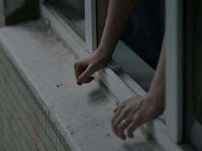 В Киеве несовершеннолетняя выпрыгнула из окна многоэтажки