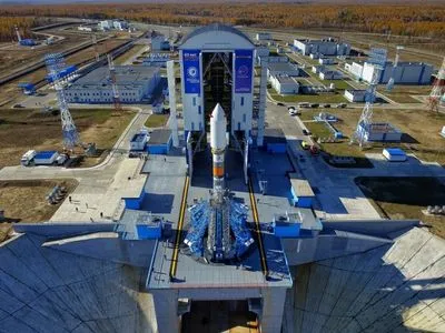 Через дірки в бетоні на російському космодромі довелося поміняти рейки мобільної вежі