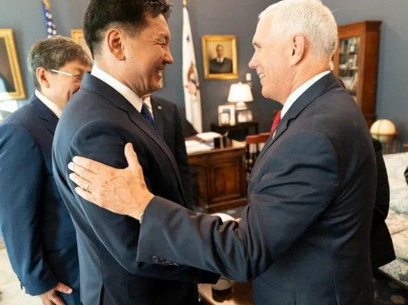 Віце-президент США подякував прем'єру Монголії за вовняні ковдри для жертв урагану