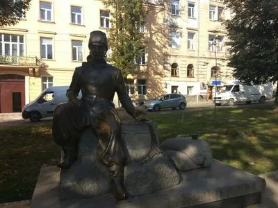 У Львові пошкодили пам'ятник Кульчицькому