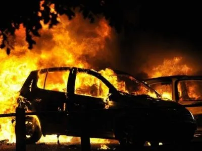 В Киеве одновременно подожгли пять автомобилей