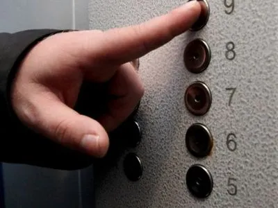 У Львові однорічна дитина застрягла у ліфті