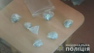 Под Киевом женщина сбывала наркотики в презервативах
