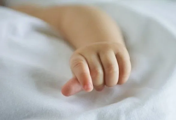 На Миколаївщині у коробці знайшли немовля з синцями на тілі