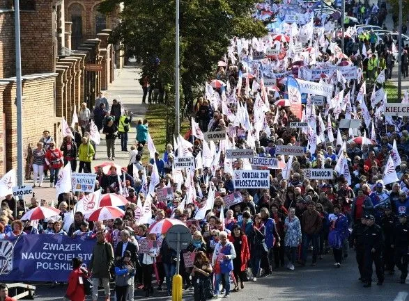 Тисячі польських вчителів вийшли на протест у центрі Варшави