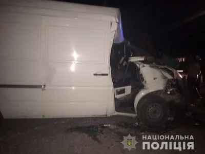 На Буковине нетрезвый водитель на микроавтобусе влетел в "ЗИЛ": погиб ребенок