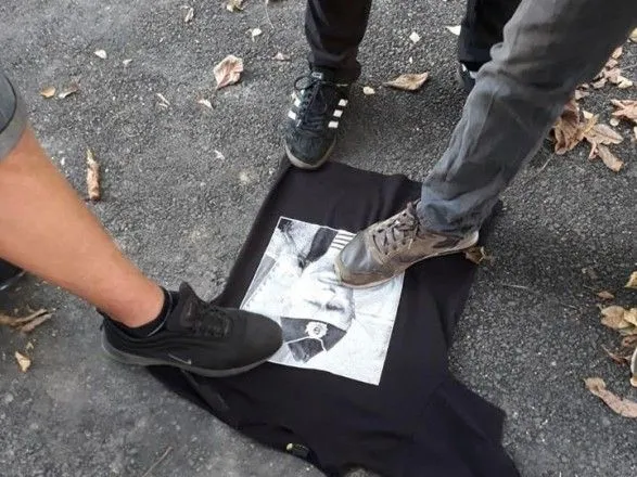 У Вінниці торгували футболками із зображенням Путіна