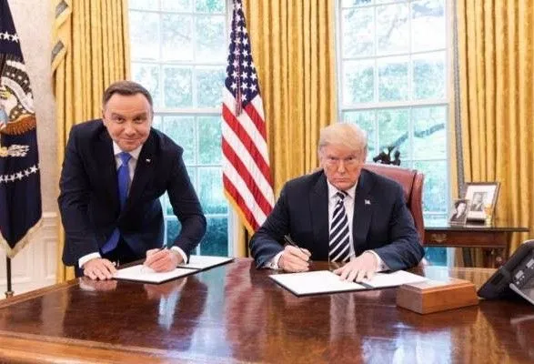 Польский телеканал уволил сотрудника за публикацию фото Трампа и Дуды