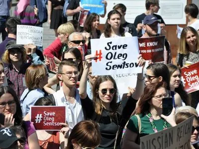 Писатели во Львове устроили марафон-чтения в поддержку Сенцова