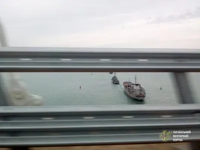 Украинские военные корабли "Донбасс" и "Корец" прошли Крымский мост - СМИ