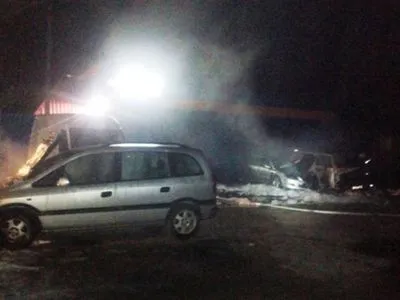 В Житомире на автостоянке сгорели четыре машины