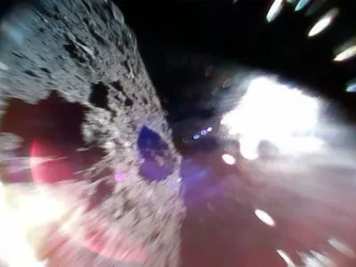 Два миниробота приземлились на поверхность астероида и сделали фотографии