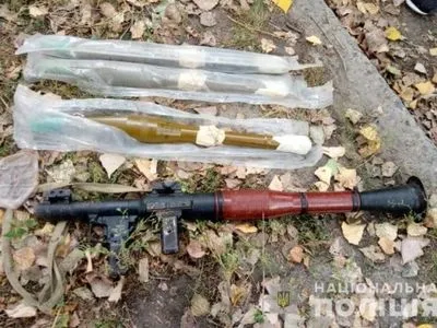 На Луганщині чоловік ніс вулицею мішок з арсеналом зброї